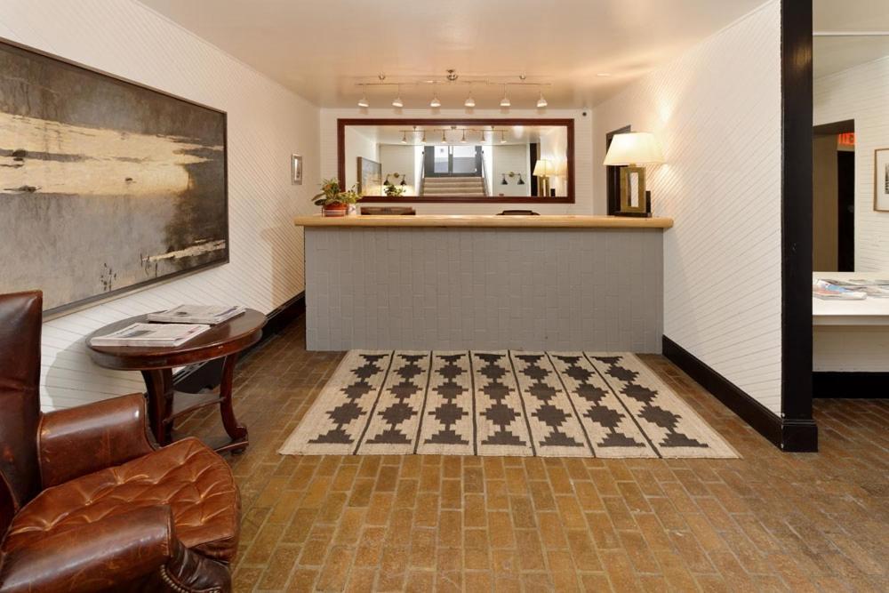 Independence Square 213, Spacious Hotel Room With 2 Queen Beds, Wet Bar, And Sitting Area Aspen Zewnętrze zdjęcie