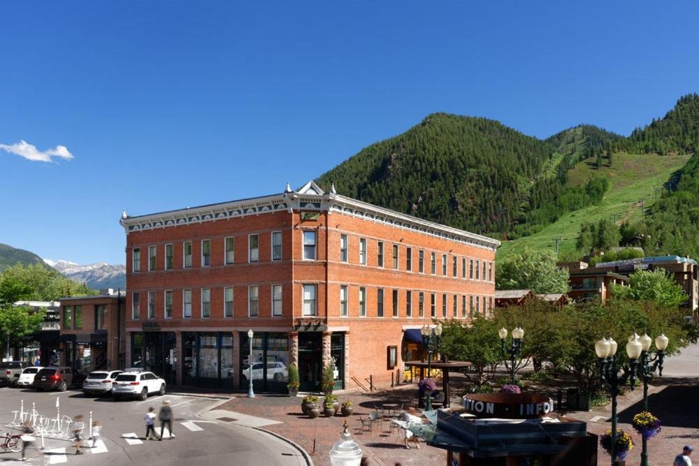 Independence Square 213, Spacious Hotel Room With 2 Queen Beds, Wet Bar, And Sitting Area Aspen Zewnętrze zdjęcie