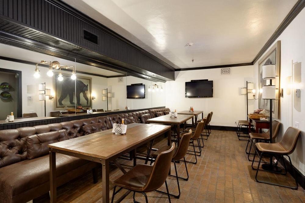 Independence Square 213, Spacious Hotel Room With 2 Queen Beds, Wet Bar, And Sitting Area Aspen Zewnętrze zdjęcie