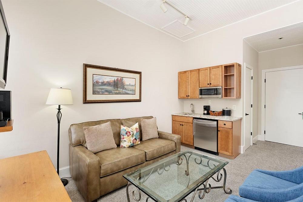 Independence Square 213, Spacious Hotel Room With 2 Queen Beds, Wet Bar, And Sitting Area Aspen Zewnętrze zdjęcie