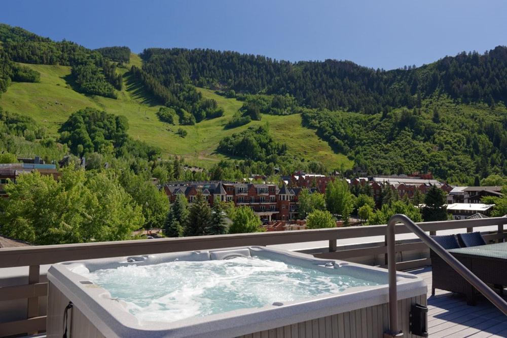 Independence Square 213, Spacious Hotel Room With 2 Queen Beds, Wet Bar, And Sitting Area Aspen Zewnętrze zdjęcie