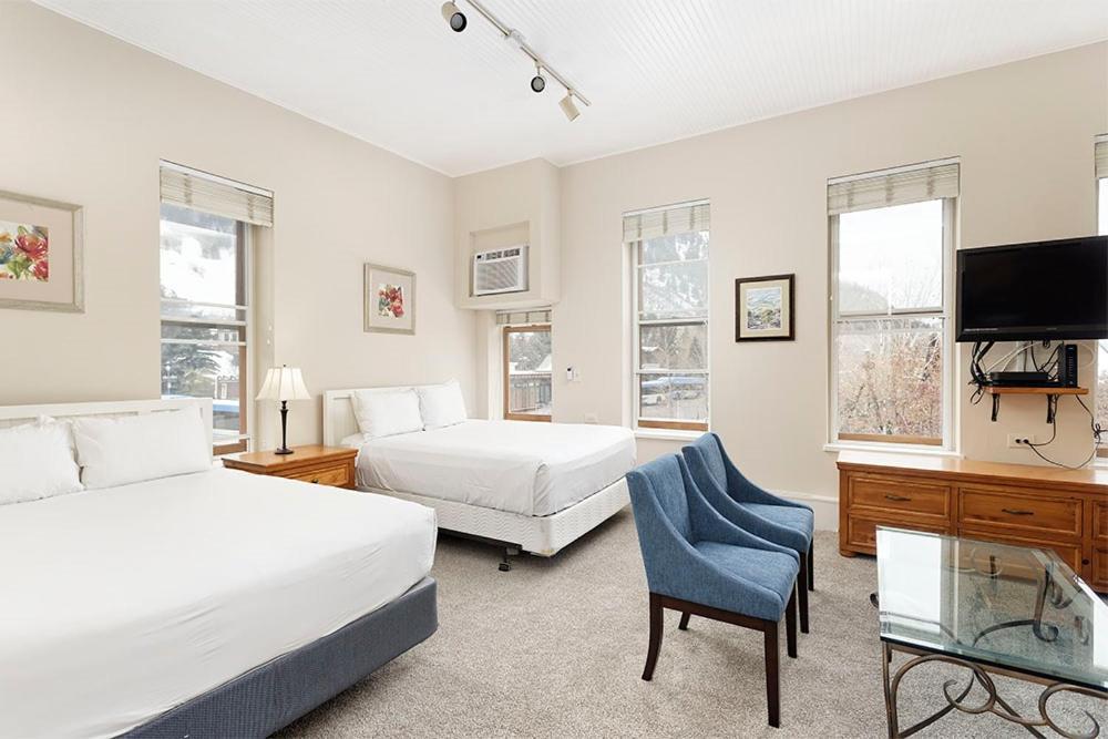Independence Square 213, Spacious Hotel Room With 2 Queen Beds, Wet Bar, And Sitting Area Aspen Zewnętrze zdjęcie